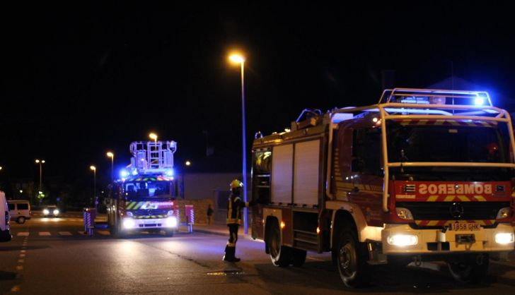  Los bomberos intervienen en un fuego en una nave en la antigua carbonera de Salamanca
