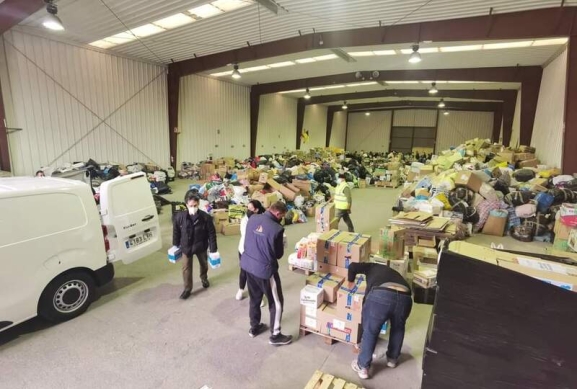  Las cofradías salmantinas entregan 2,5 toneladas de material donado para ayudar a los ucranianos