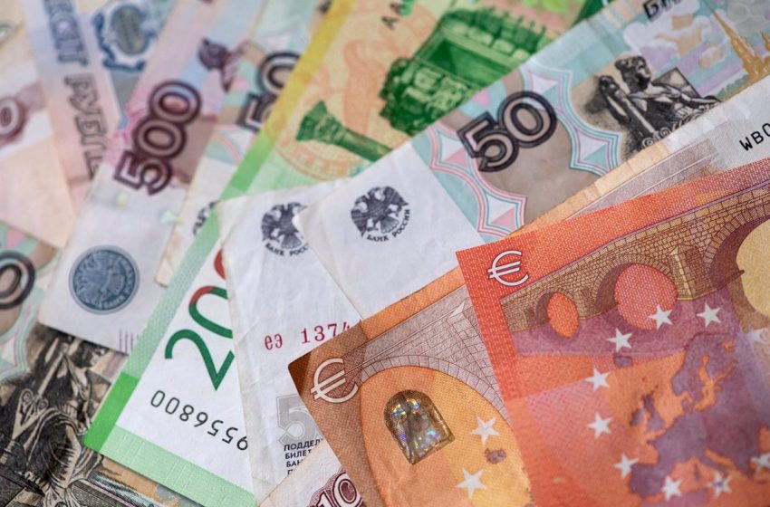  Rusia impone un ‘corralito’ al limitar a 10.000 dólares la retirada de efectivo en divisas