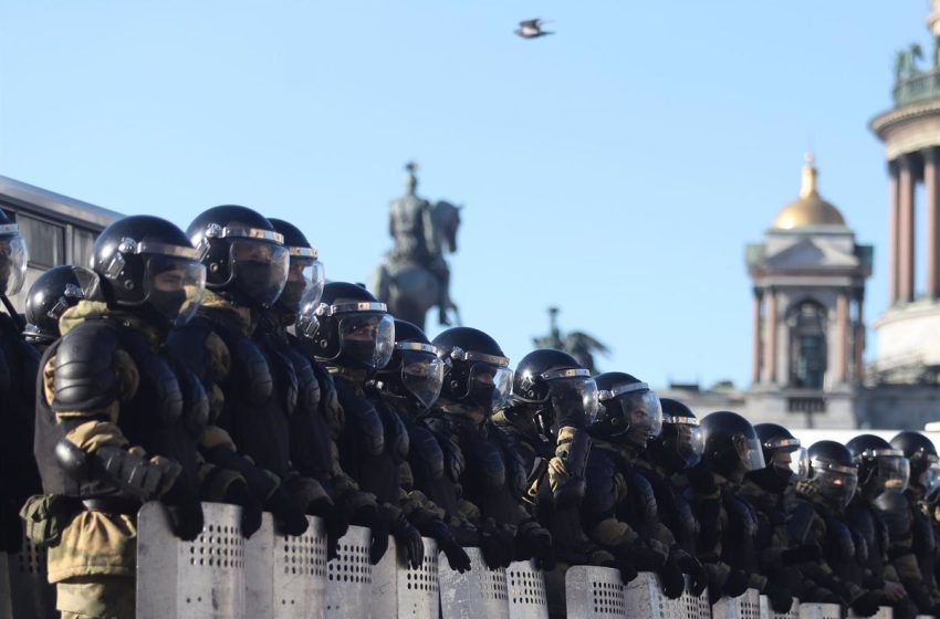  Al menos 745 detenidos en las manifestaciones contra la guerra en Rusia, según el último balance