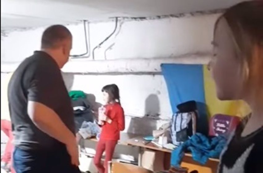  La niña ucraniana que emocionó al mundo cantando ‘Let It Go’ en un refugio en Kiev habla a salvo desde Polonia