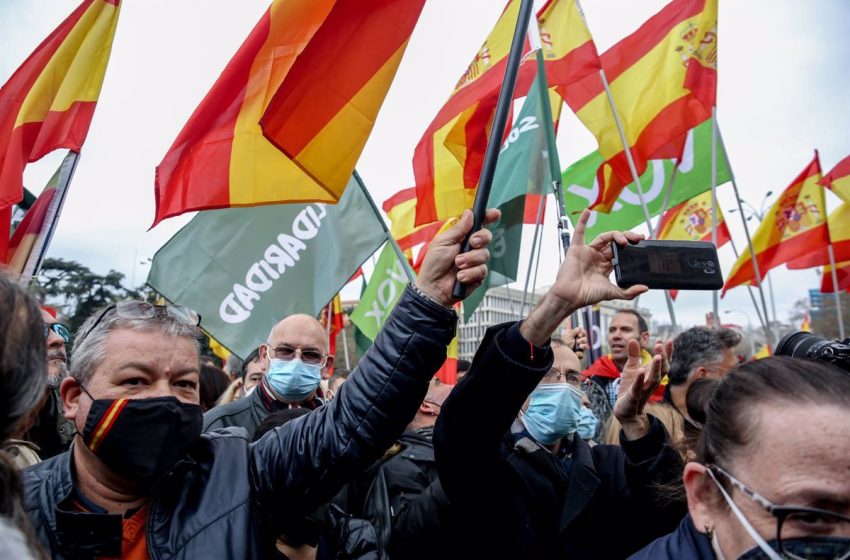  Miles de simpatizantes de Vox se concentran frente a ayuntamientos de toda España contra la subida de los precios