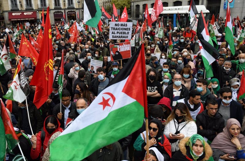  Unas 2.000 personas se manifiestan frente a Exteriores contra el giro del Gobierno: «Sánchez, el Sáhara no se vende»