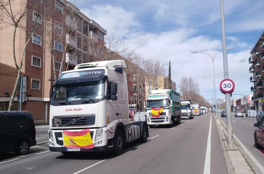  La bocina de los camiones anuncia su llegada a las calles de Salamanca. Los caminantes se paran para aplaudirles