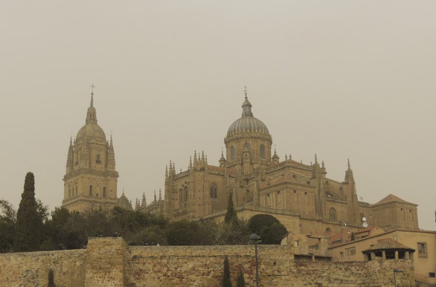  Galería de imágenes. Salamanca amaneció este martes con un manto fino de polvo africano que lo cubre todo