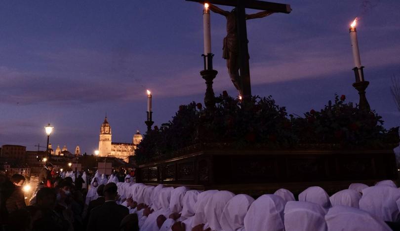  La procesión del Amor y la Paz recupera la estampa de la Pasión sobre el Puente Romano de Salamanca