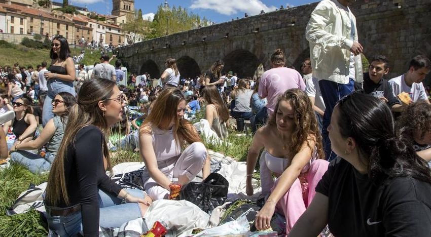  El buen tiempo convierte en multitudinaria la celebración del Lunes de Aguas en Salamanca