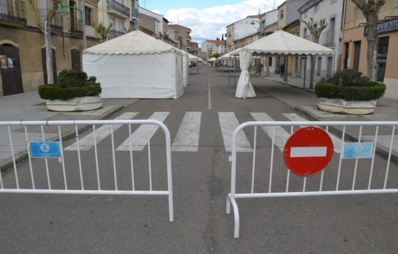  La calle Lorenza Iglesias queda ya cortada al tráfico por la Feria del Libro