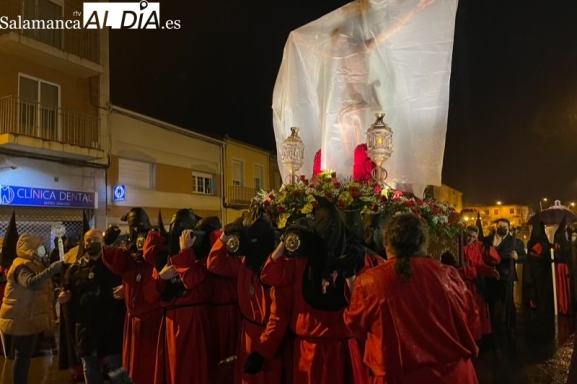  Lágrimas, abrazos y emotiva ofrenda floral tras la suspensión por la lluvia de la procesión del Cristo del Humilladero