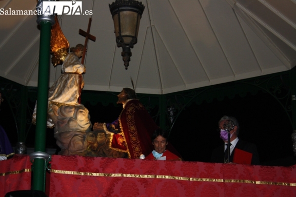  El esperado Encuentro ha vuelto a la Plaza de España este Jueves Santo, entre el silencio, la oscuridad y la oración