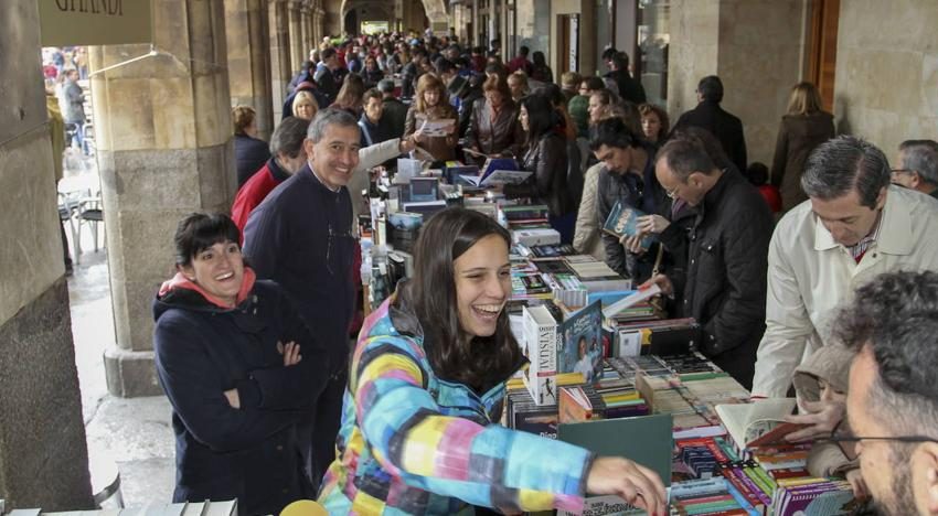  La Plaza Mayor de Salamanca recupera el Día del Libro, dedicado ese año al poeta Aníbal Núñez