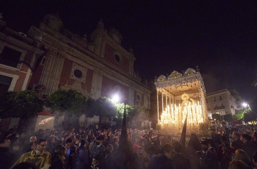  La ‘Madrugá’ revive en Sevilla tras el parón por la pandemia con pleno de pasos y público y sin incidentes