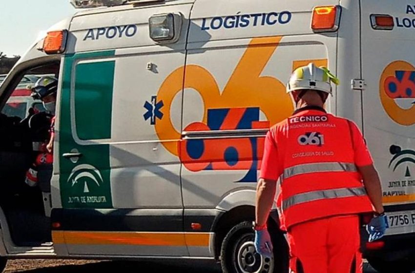  Dos muertos y tres heridos en el vuelco de un autobús en el que viajaban una veintena de temporeros en Sevilla