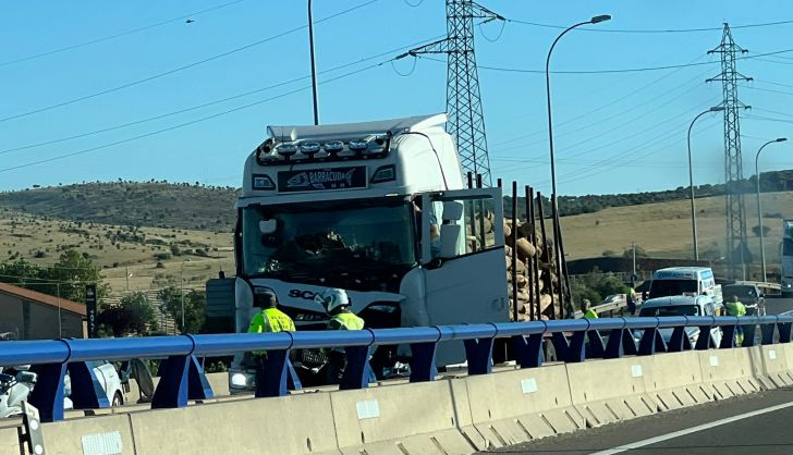  Dos camiones colisionan en la A-66 en el desvío de salida de Buenos Aires hacia Valladolid