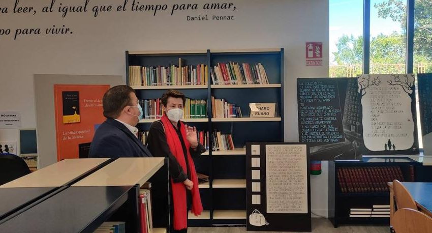  La escritora Charo Ruano dona 275 libros de su colección a la biblioteca de Santa Marta