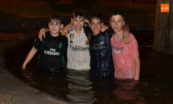  La buena temperatura favorece una amplia celebración callejera de la Champions del Madrid