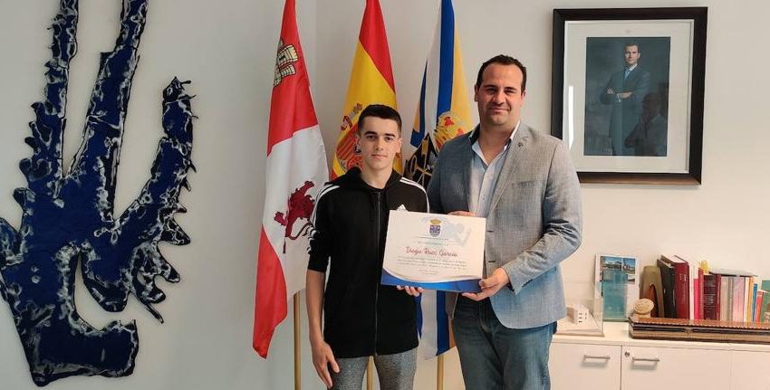  El alcalde recibe al deportista santamartino Diego Ruiz García tras su éxito en el Campeonato de España para Jóvenes Atletas Liberty