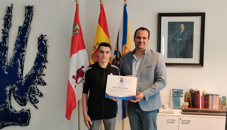  El santamartino Diego Ruíz García recibe una placa tras ganar tres medallas en el campeonato de España para jóvenes atletas ‘Liberty’