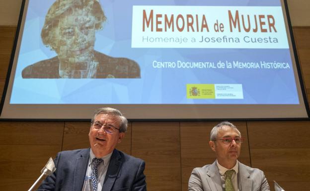 El secretario de Estado de Memoria Democrática, Fernando Martínez, junto al rector de la Universidad de Salamanca, Ricardo Rivero. 