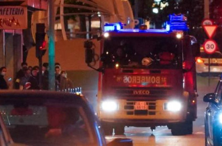  Un vehículo que perdía combustible obliga a los bomberos a intervenir en varias calles de la ciudad