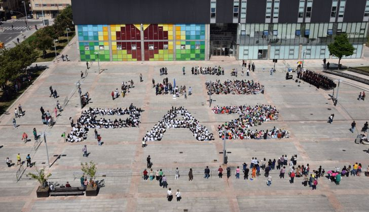  Cientos de escolares de Salamanca celebran el Día de Europa bajo un lema claro: PAZ