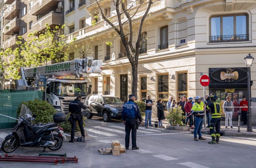  Bomberos evalúan el derribo del edificio afectado por la explosión en el distrito de Salamanca