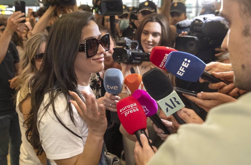  Chanel aterriza en España y es recibida por multitud de fans en el aeropuerto de Madrid: «Esto está siendo increíble»