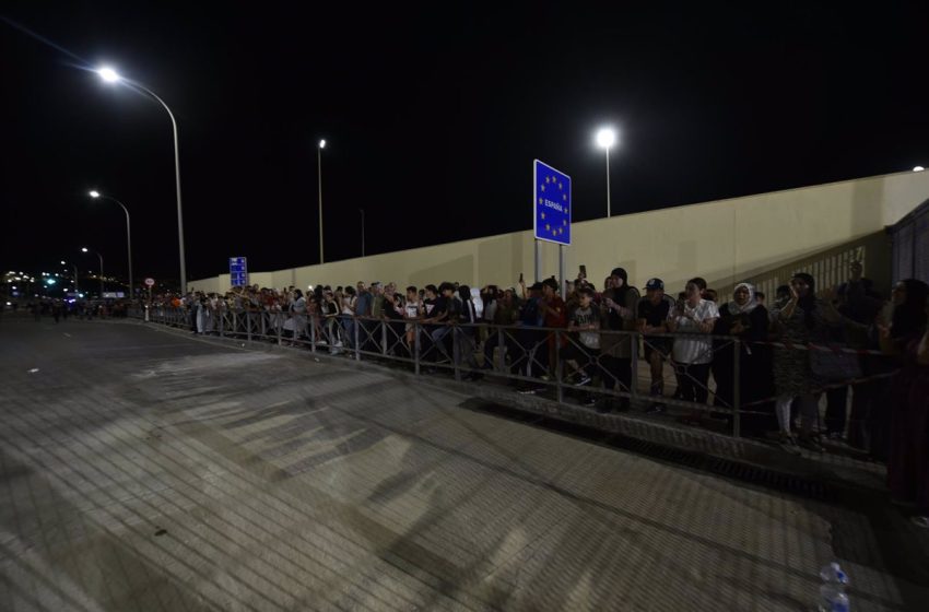  Más de mil personas cruzaron la frontera entre España y Marruecos de Ceuta en su primera noche de reapertura