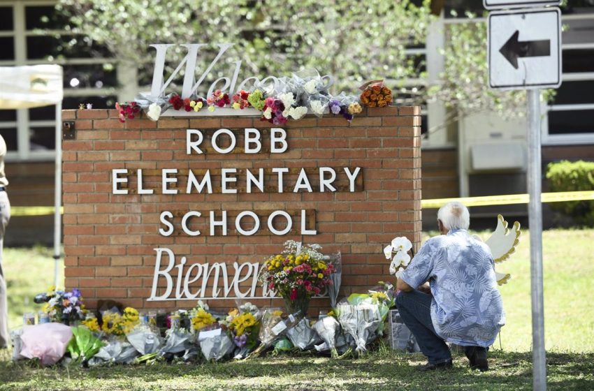  Familiares, amigos y vecinos de Uvalde celebran una vigilia por las víctimas del tiroteo en la escuela primaria Robb