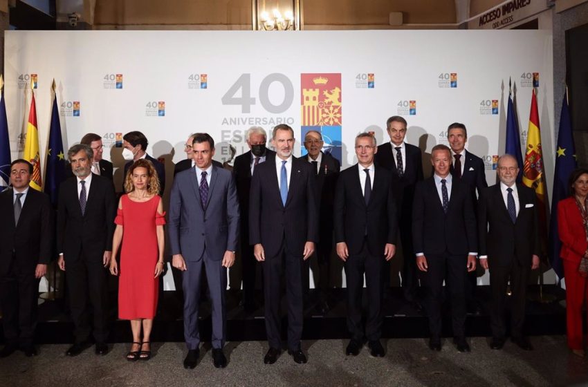 Robles y los embajadores del Consejo del Atlántico Norte verifican las misiones internacionales de España