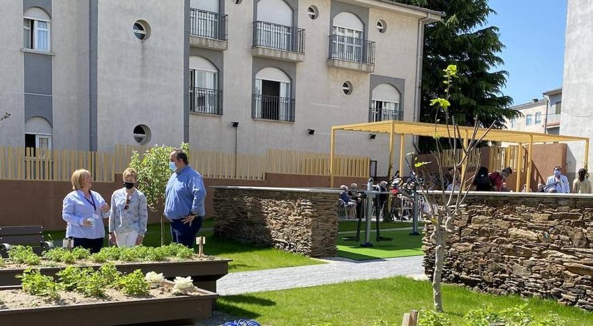  La residencia de mayores de Guijuelo estrena su propio jardín