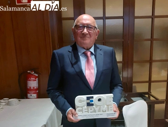 Cesar Serna, fundador de Dulca, recibe entre la emoción y los aplausos el Premio CEOE Castilla y León de Salamanca 2021 por su contribución a la generación de empleo