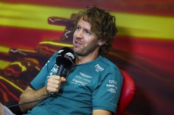  El piloto Sebastian Vettel persigue en patinete por Barcelona a los ladrones de su mochila