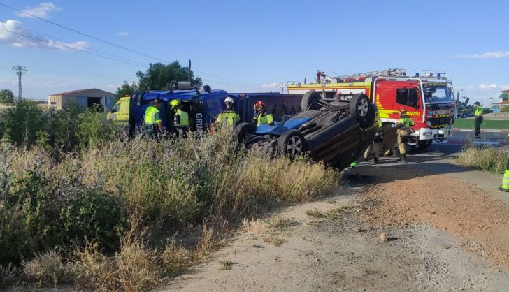  GALERÍA | Los bomberos tardan casi una hora en sacar al conductor herido del camión volcado en la rotonda de Castellanos de Moriscos