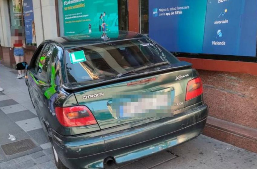  Una conductora novel se estrella contra una oficina bancaria en Torres Villarroel