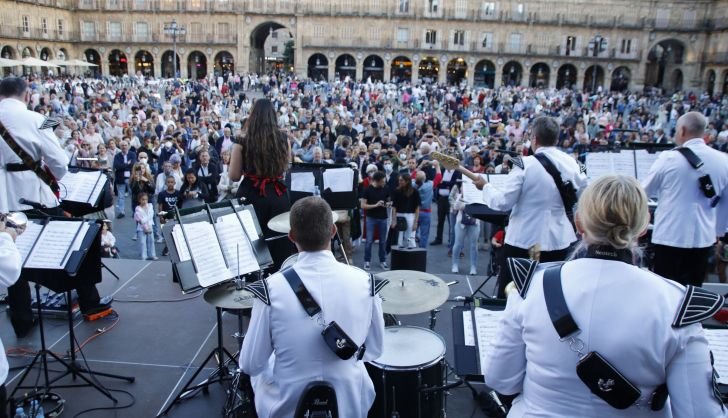  VÍDEO | El Ejército británico ‘conquista’ Salamanca con un colosal concierto en la Plaza Mayor