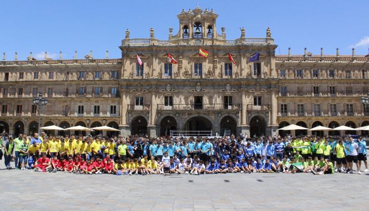  Doscientos niños del Torneo ‘Ciudad de Salamanca’ y una delegación del Unionistas Fútbol Sala acuden al Ayuntamiento tras su ascenso