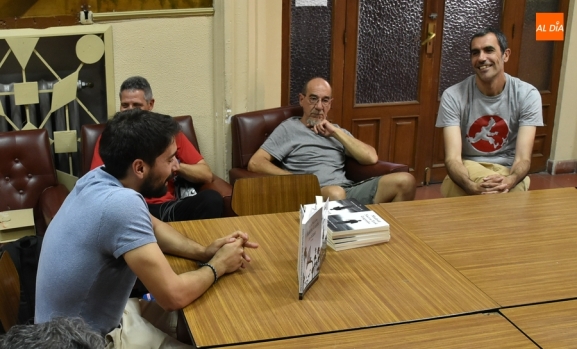  El grupo Mirolibro recibe la visita del escritor Juan José Nieto Lobato