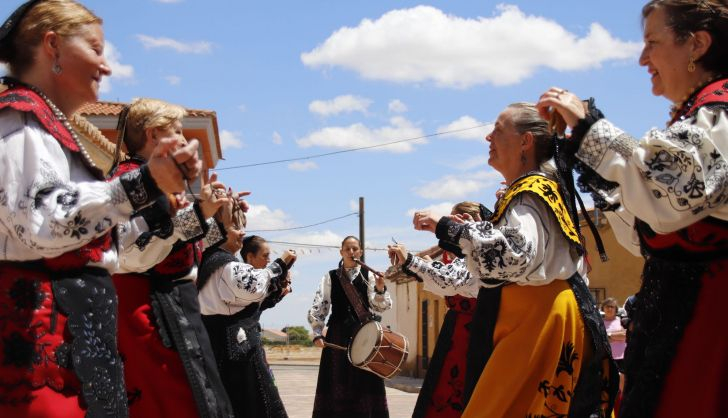  Honores a San Juan en Castellanos de Villiquera con la tradicional procesión por las calles del municipio