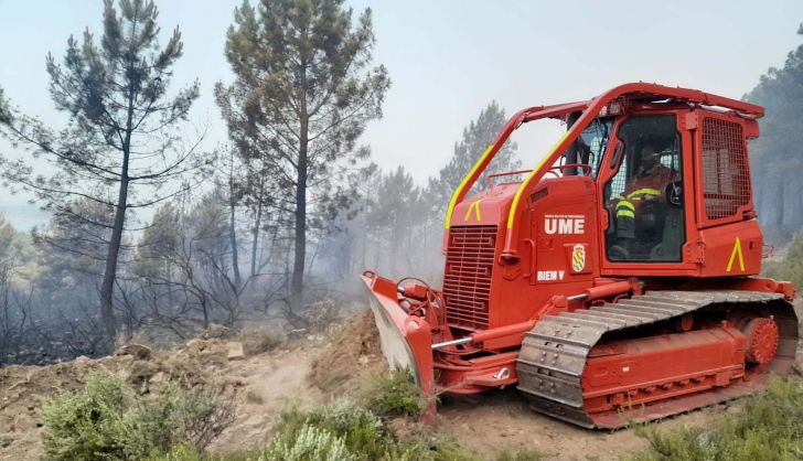  Más de 220 profesionales trabajan en la extinción los incendios de la Sierra de la Culebra, que ha arrasado ya 900 hectáreas