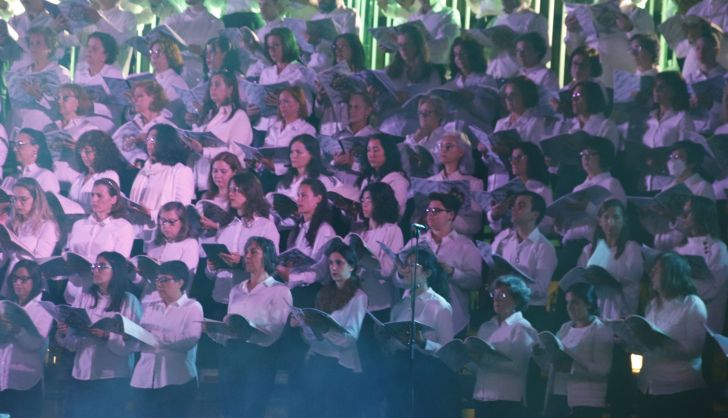  Un total de 389 músicos, cantantes y coralistas salmantinos hacen de la Plaza Mayor un ‘gran auditorio’ con Carmina Burana