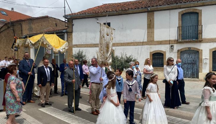  Una emotiva procesión del Corpus Christi marca la penúltima jornada de fiestas patronales en Villares de la Reina