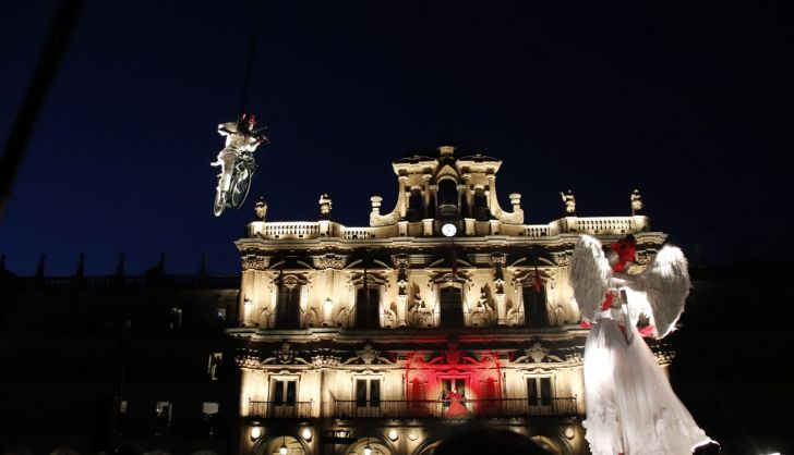  VÍDEO | El espectáculo “Pedaleando hacia el Cielo” ilumina la Plaza Mayor de Salamanca