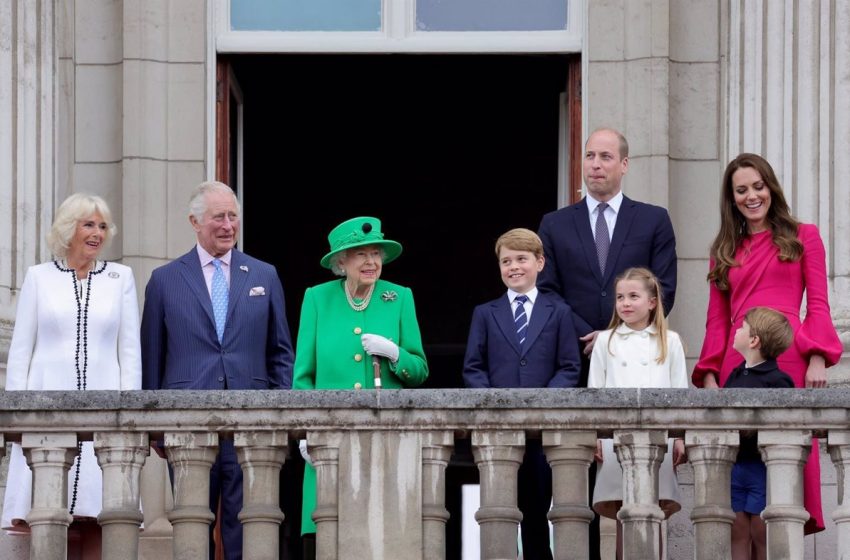  Isabel II cierra el Jubileo de Platino con una aparición sorpresa en el balcón del Palacio de Buckingham