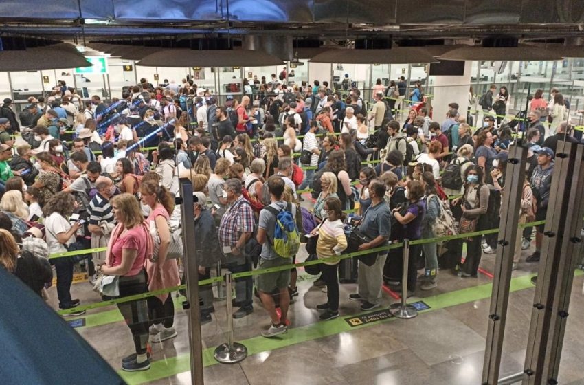  El «colapso» del control de pasaportes en aeropuertos recibe críticas de aerolíneas y Comunidad de Madrid