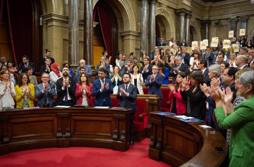  El Parlament aprueba con los votos de PSC, ERC, Junts y comuns la ley que sortea el 25% del castellano en Cataluña