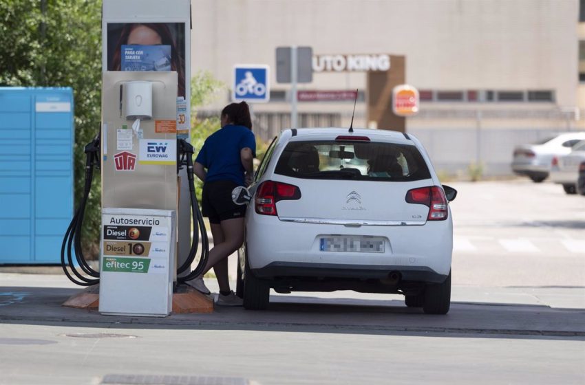  El precio de la gasolina toca nuevo récord tras superar los 2 euros y ya ‘se come’ la subvención del Gobierno