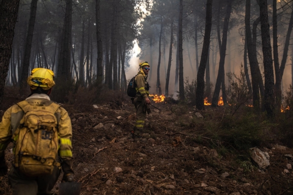  El operario de una máquina sufre quemaduras durante la extinción de los incendios en la Sierra de la Culebra