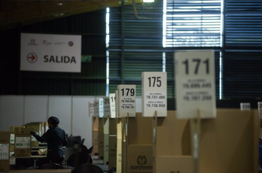  Abren los colegios electorales para la segunda vuelta de las elecciones presidenciales en Colombia