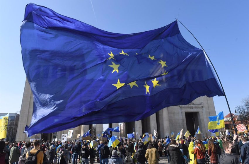  La UE ve en el estatus de candidato para Ucrania un «momento decisivo» y una «elección geopolítica»